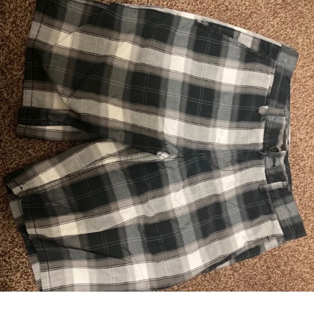 DC Grey & White Plaid Boys Shorts Size 27 Waist  EUC.